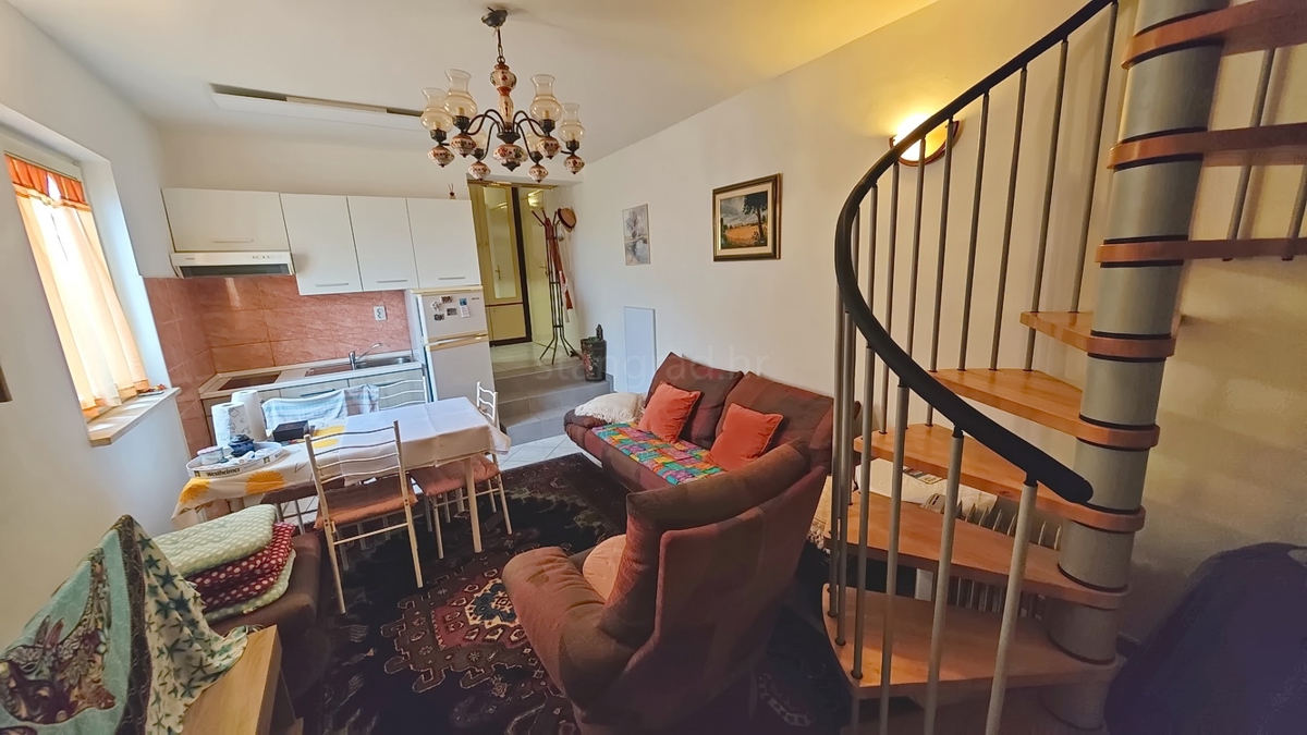 Njivice, appartamento duplex arredato con terrazza!