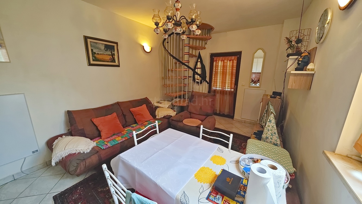 Njivice, appartamento duplex arredato con terrazza!