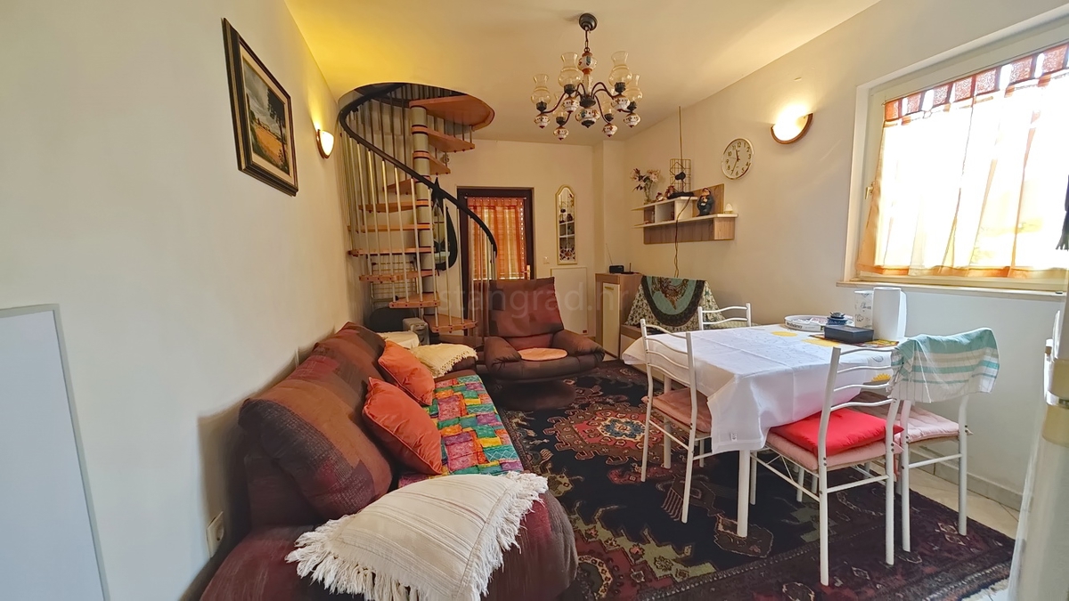 Njivice, appartamento duplex arredato con terrazza!