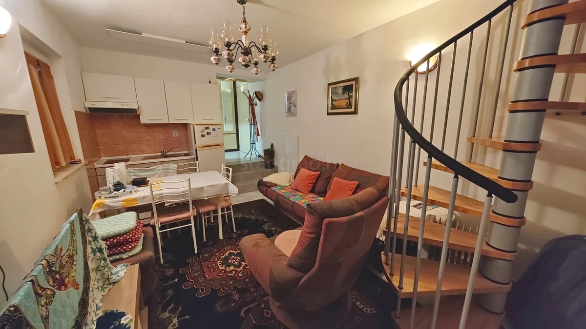 Njivice, appartamento duplex arredato con terrazza!