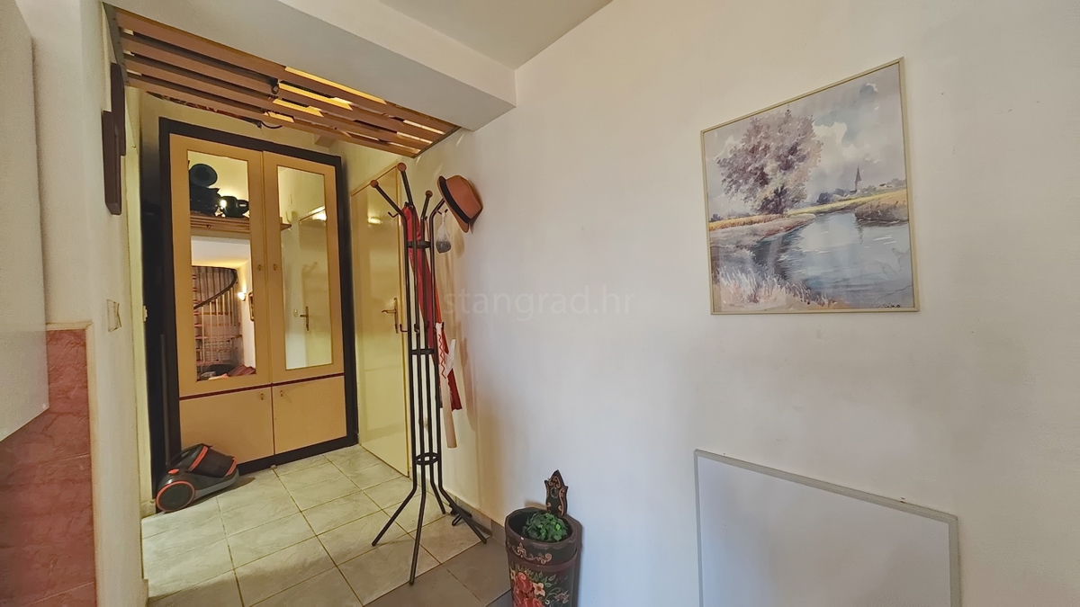 Njivice, appartamento duplex arredato con terrazza!