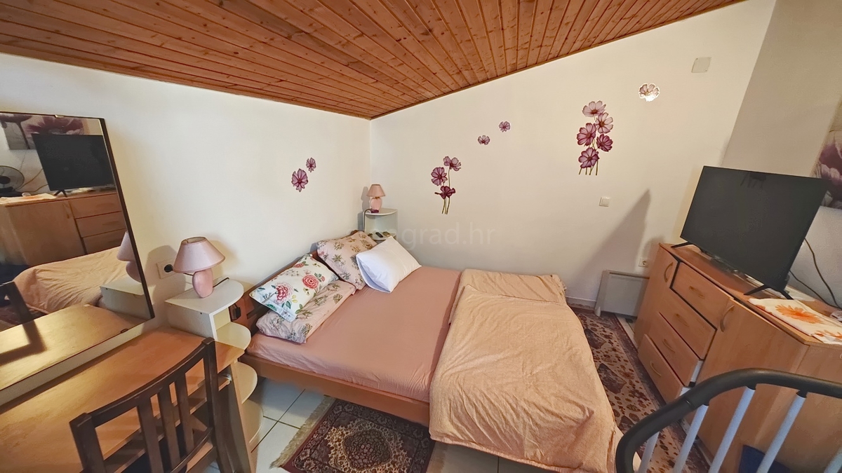 Njivice, appartamento duplex arredato con terrazza!