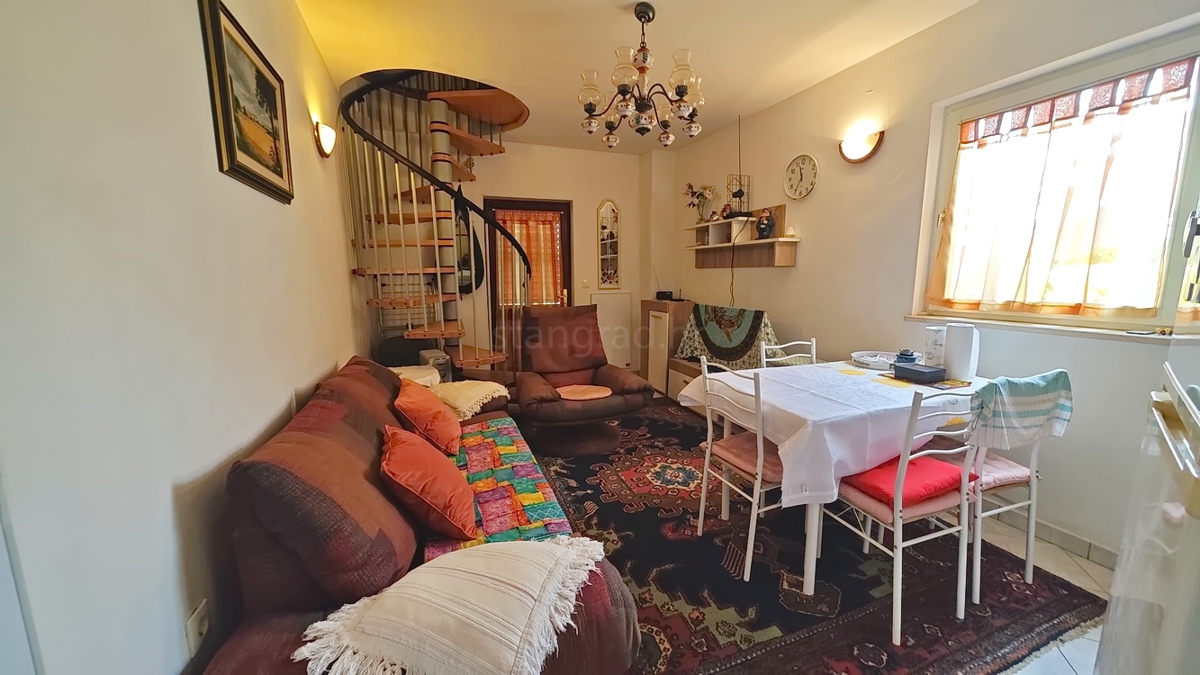 Njivice, appartamento duplex arredato con terrazza!
