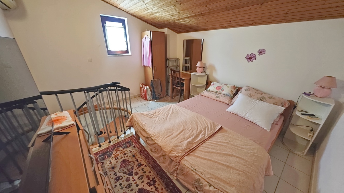 Njivice, appartamento duplex arredato con terrazza!