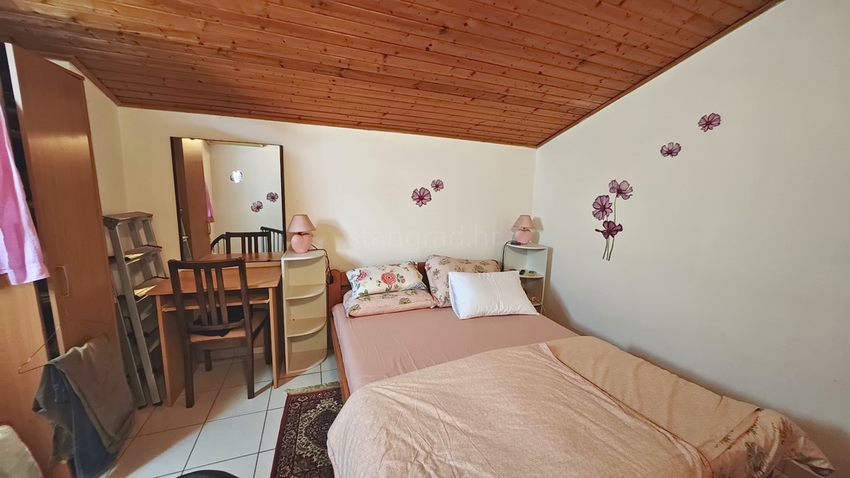 Njivice, appartamento duplex arredato con terrazza!