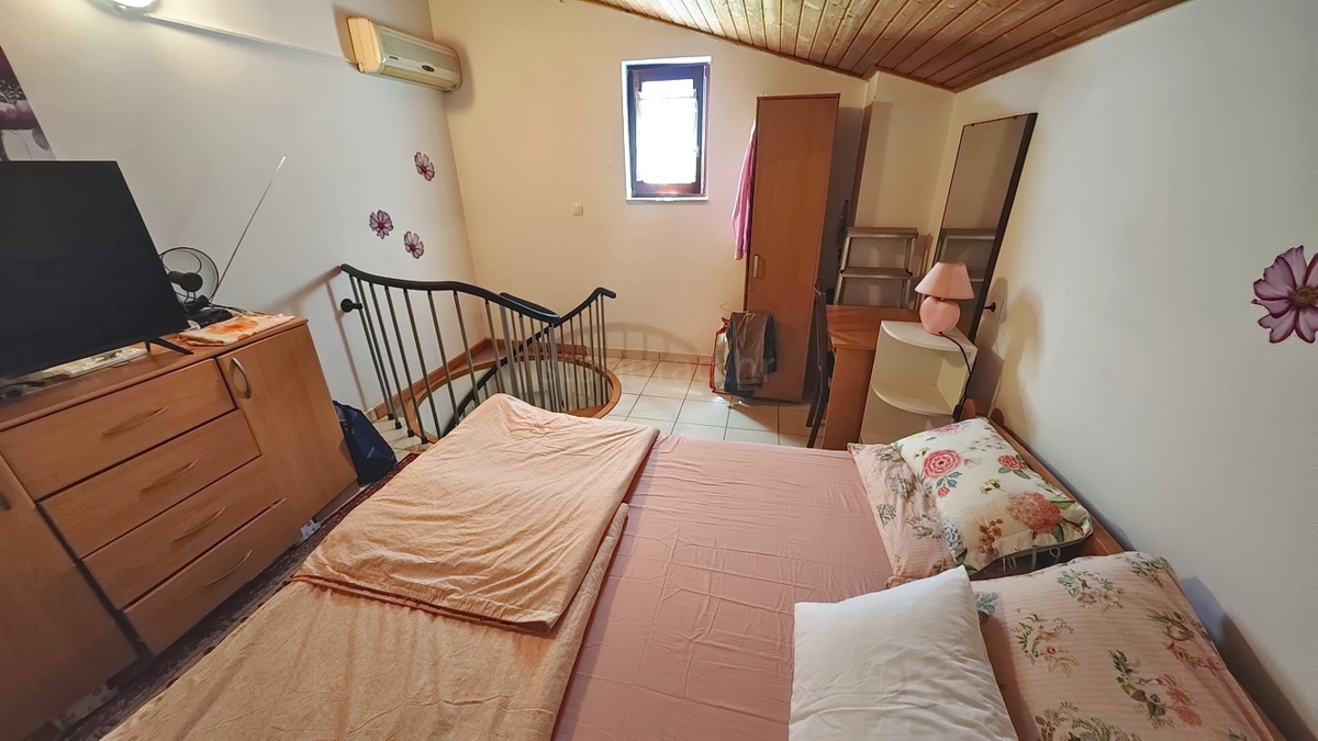 Njivice, appartamento duplex arredato con terrazza!