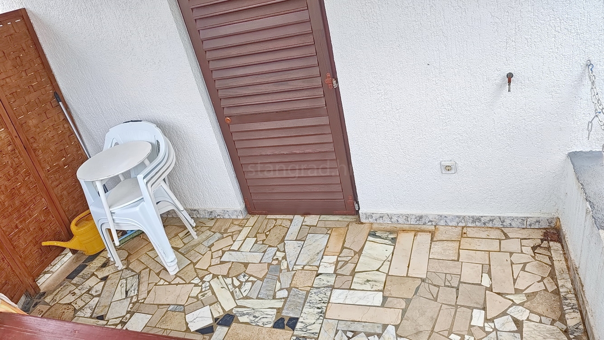 Njivice, appartamento duplex arredato con terrazza!