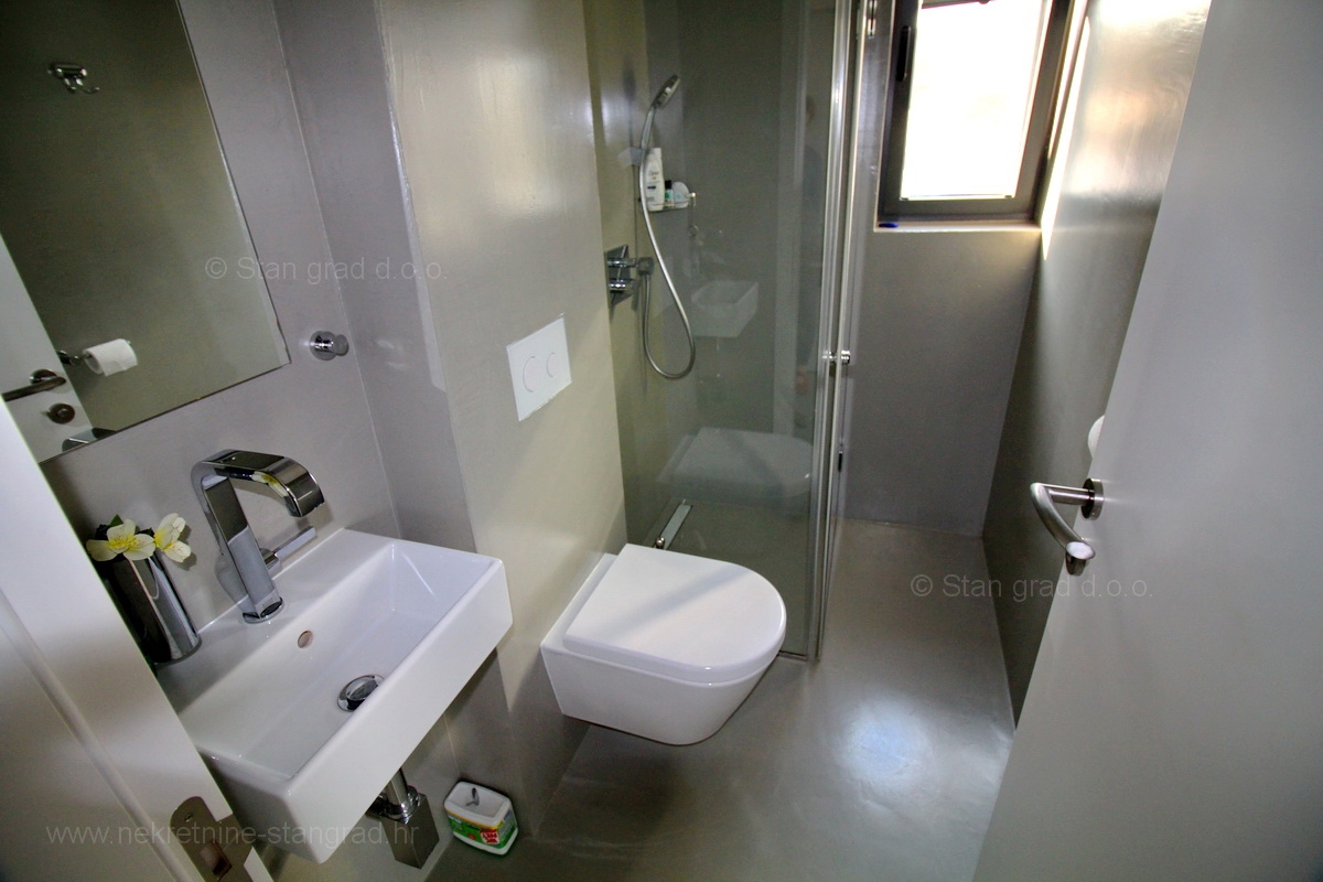 Malinska, attraente appartamento moderno con giardino e garage, IN VENDITA