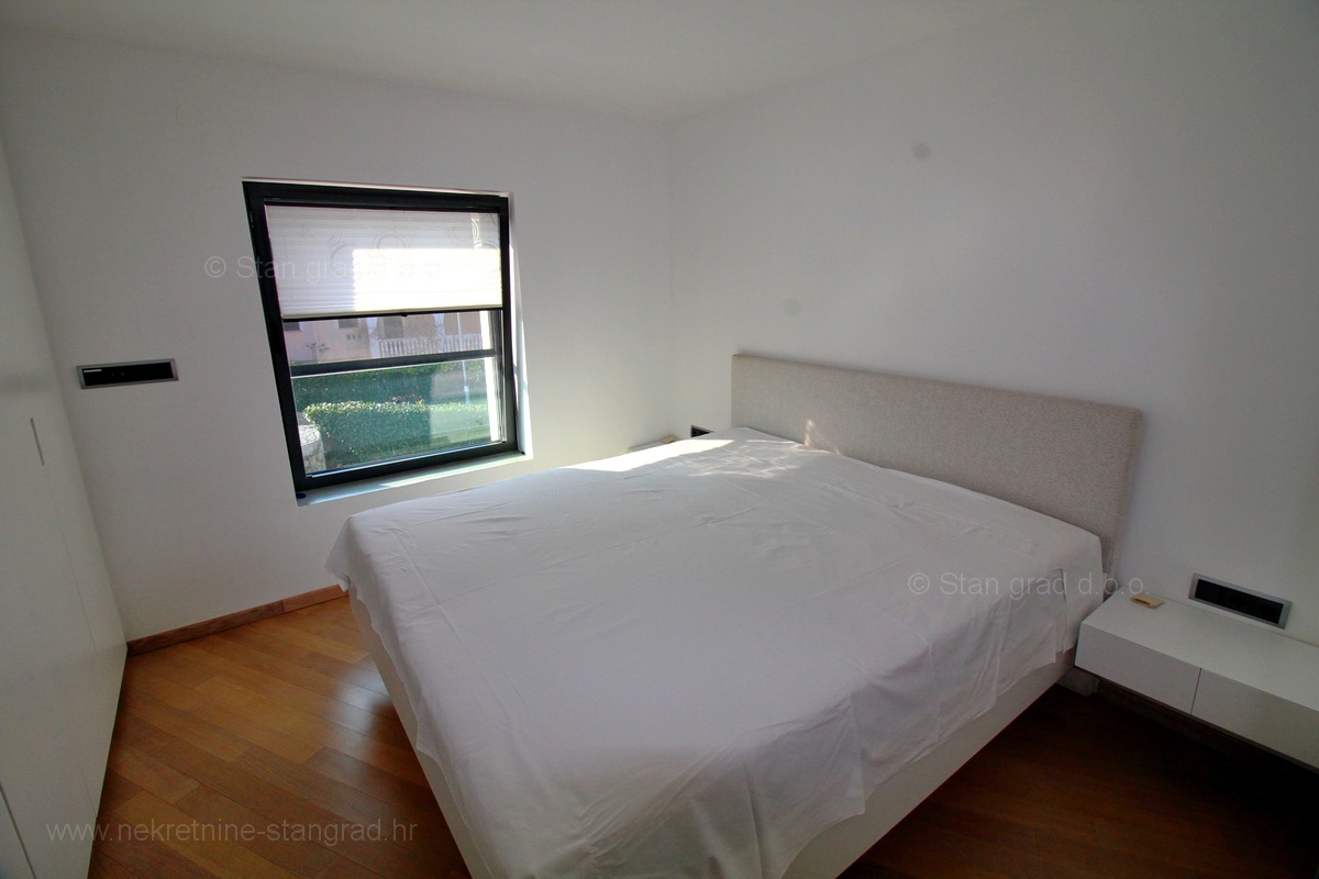 Malinska, attraente appartamento moderno con giardino e garage, IN VENDITA