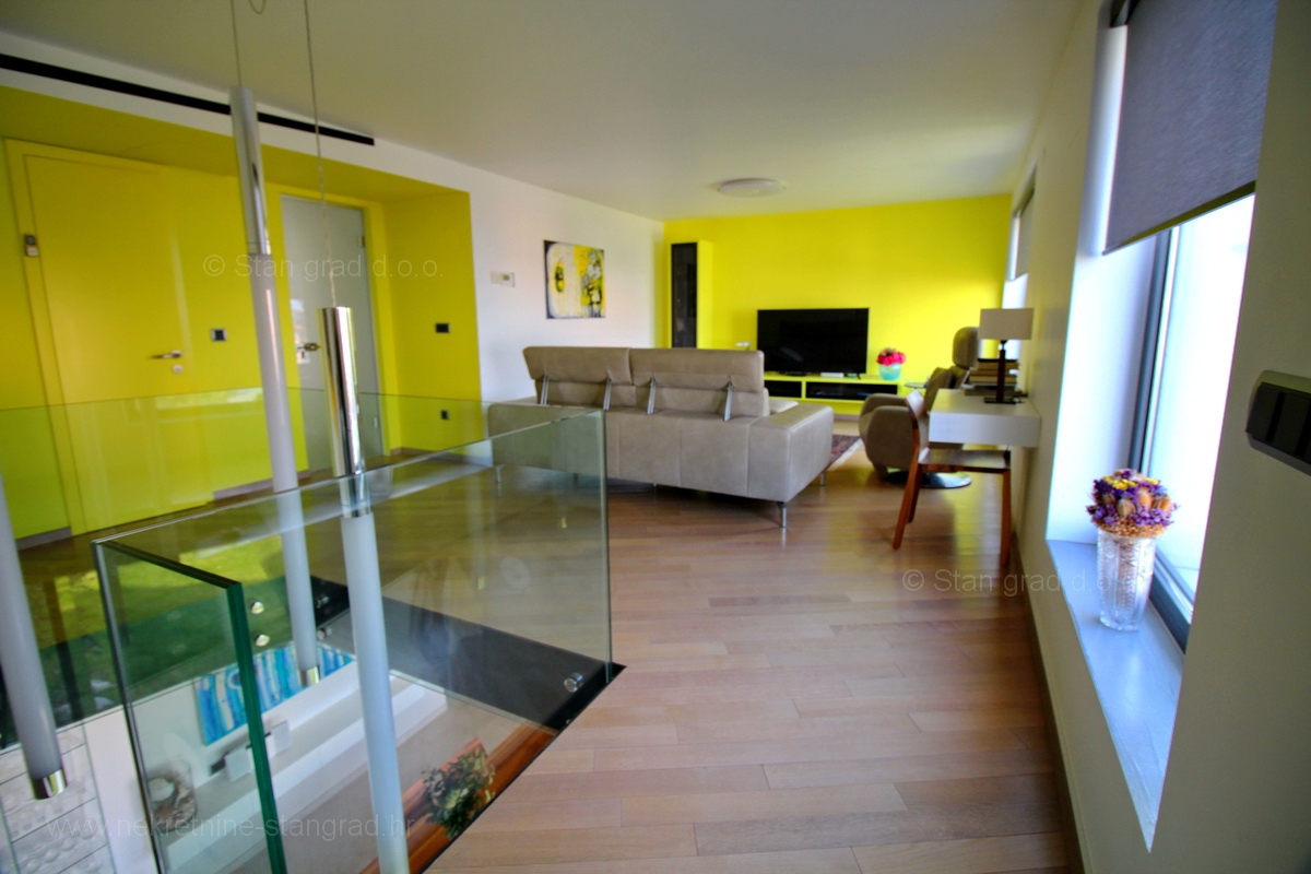 Malinska, attraente appartamento moderno con giardino e garage, IN VENDITA