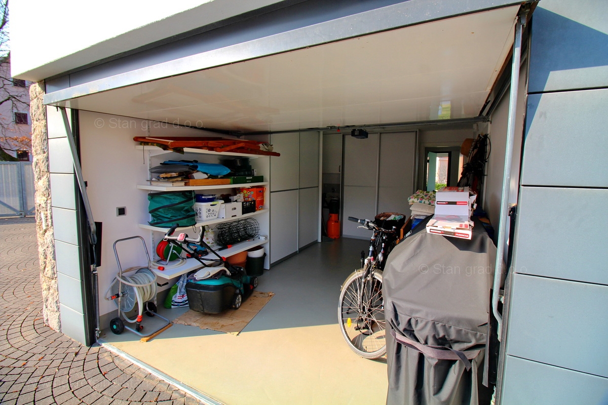 Malinska, attraente appartamento moderno con giardino e garage, IN VENDITA