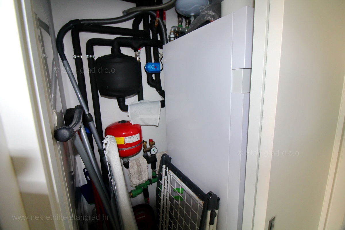 Malinska, attraente appartamento moderno con giardino e garage, IN VENDITA