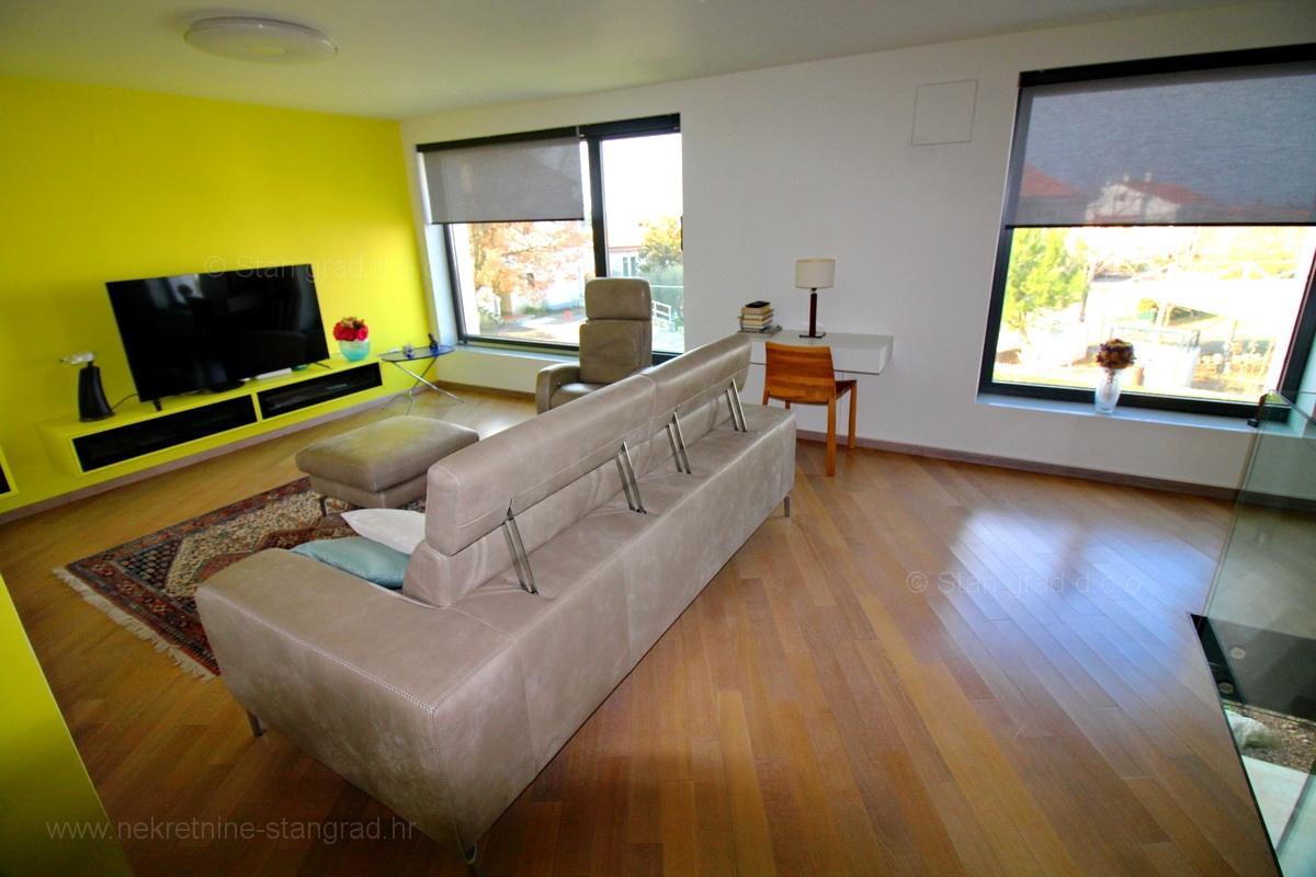 Malinska, attraente appartamento moderno con giardino e garage, IN VENDITA