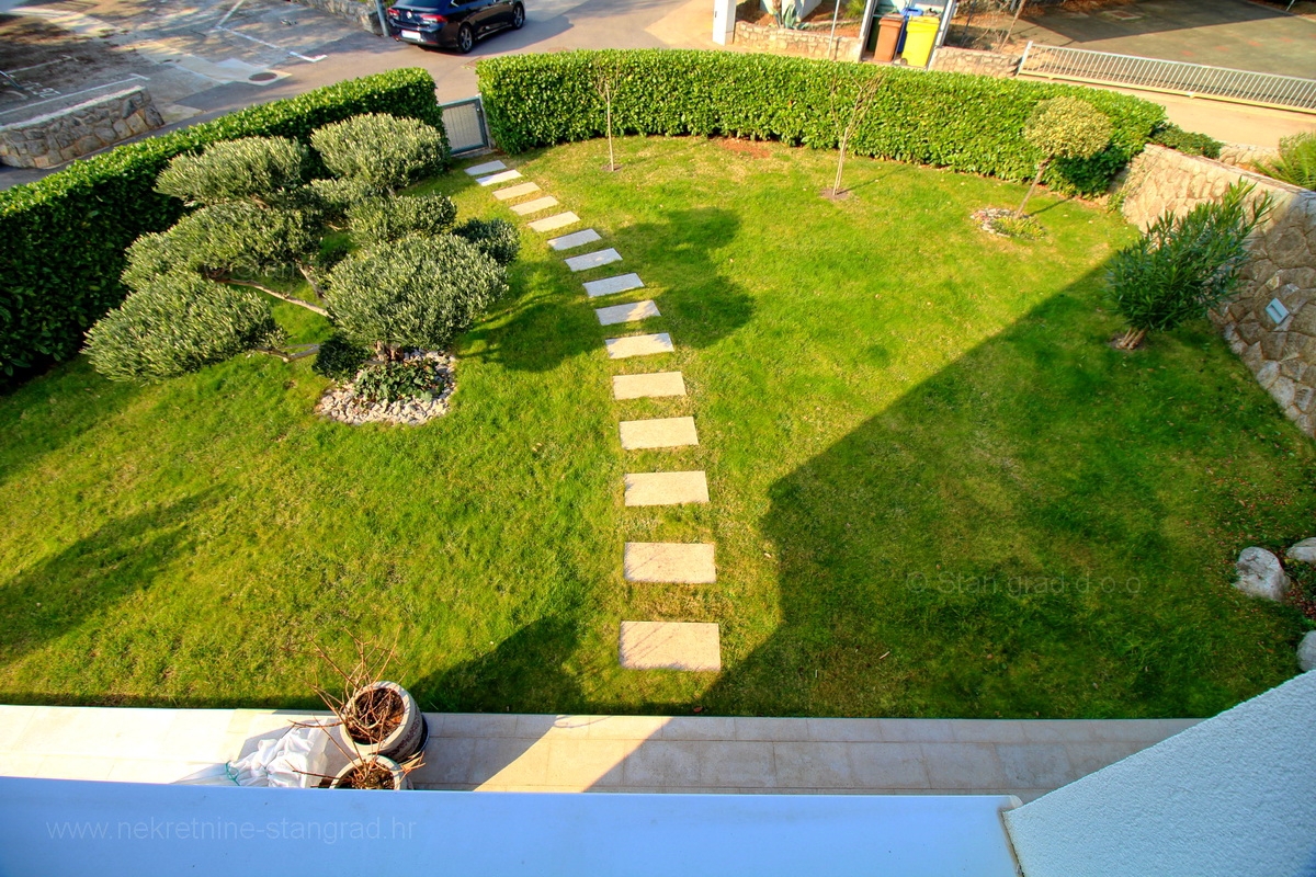 Malinska, attraente appartamento moderno con giardino e garage, IN VENDITA