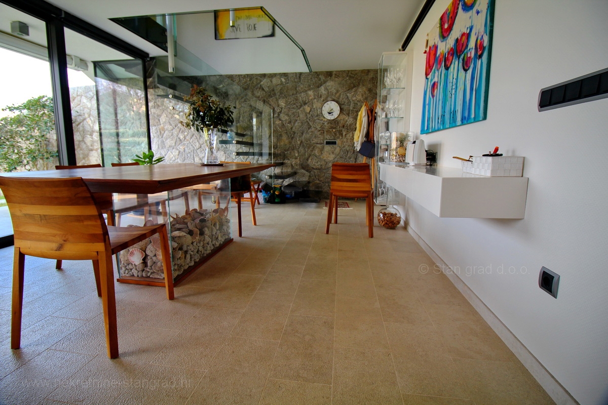 Malinska, attraente appartamento moderno con giardino e garage, IN VENDITA