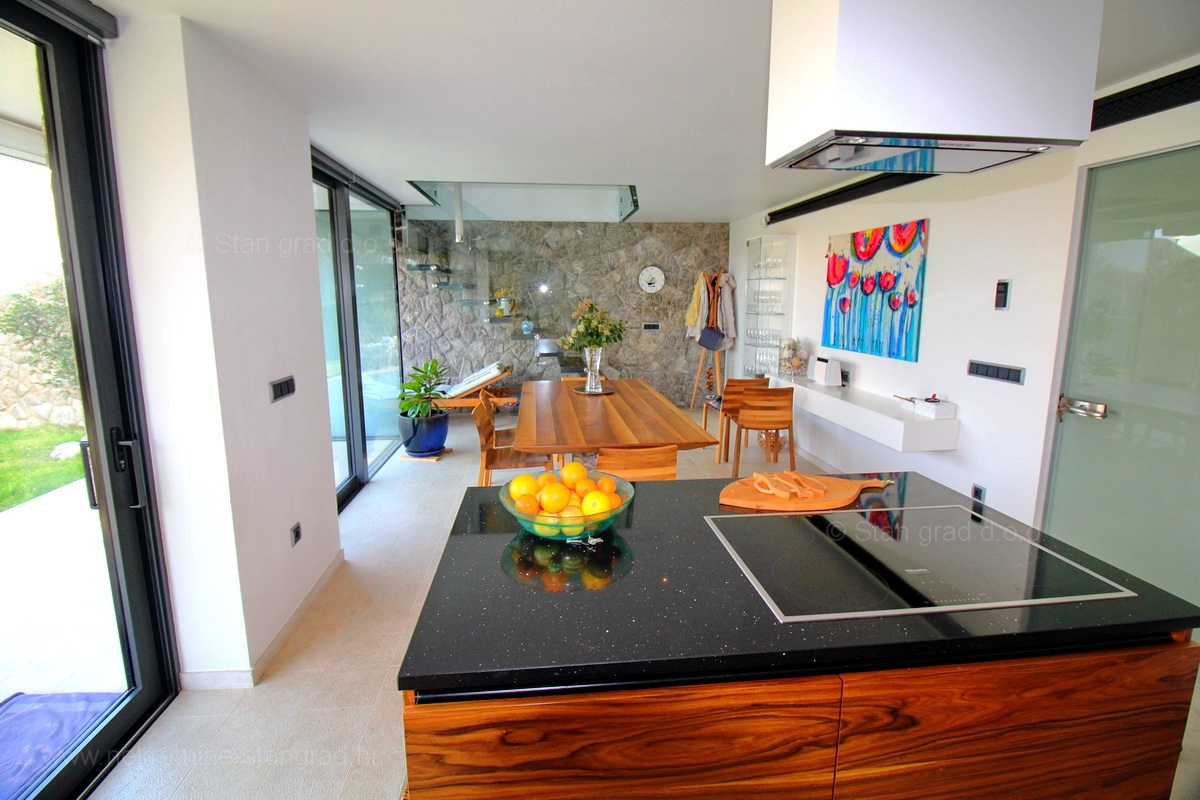 Malinska, attraente appartamento moderno con giardino e garage, IN VENDITA