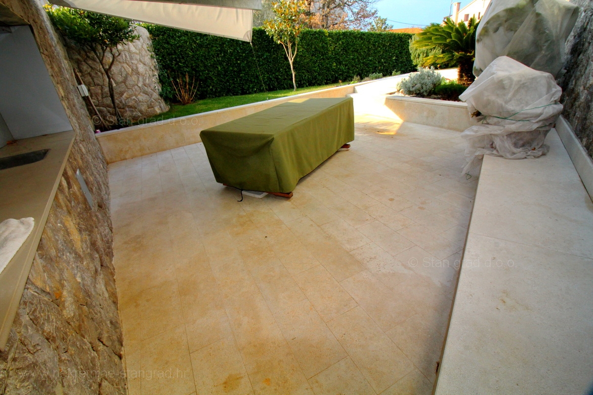 Malinska, attraente appartamento moderno con giardino e garage, IN VENDITA