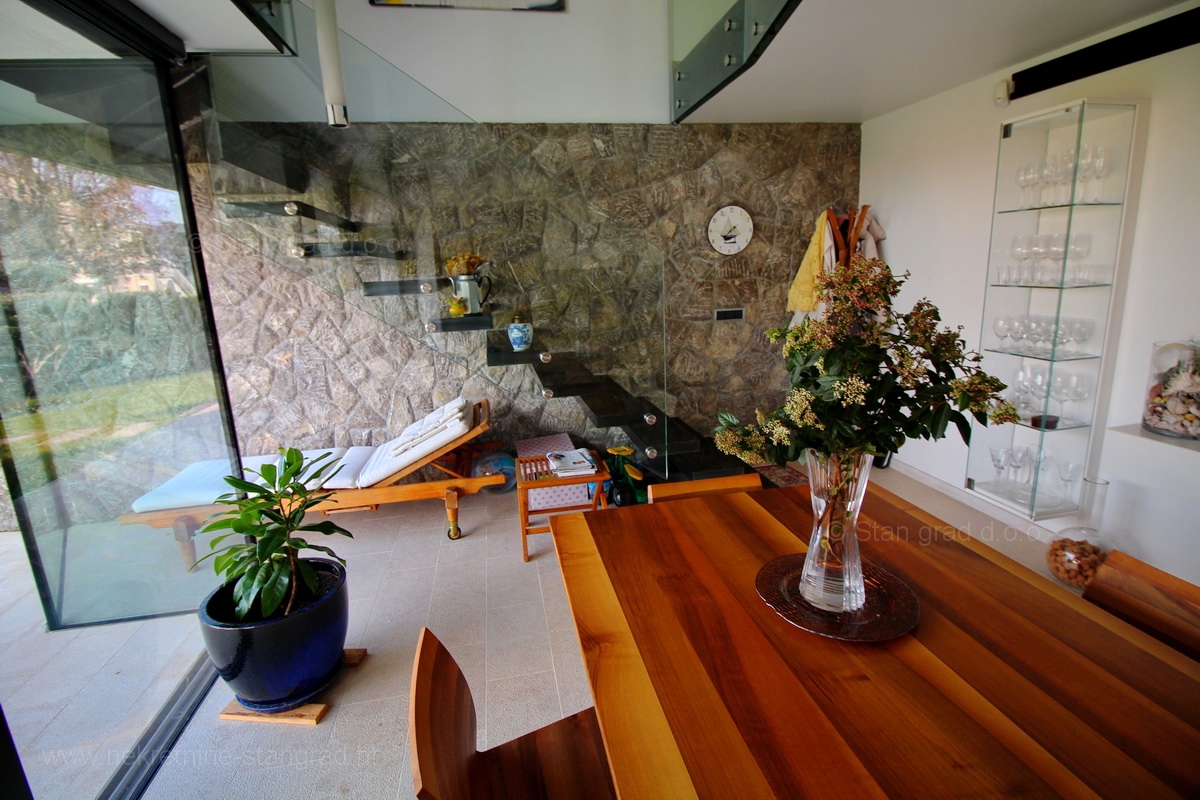 Malinska, attraente appartamento moderno con giardino e garage, IN VENDITA