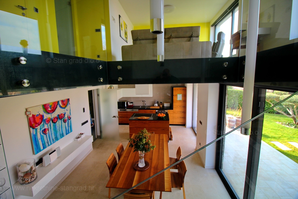 Malinska, attraente appartamento moderno con giardino e garage, IN VENDITA