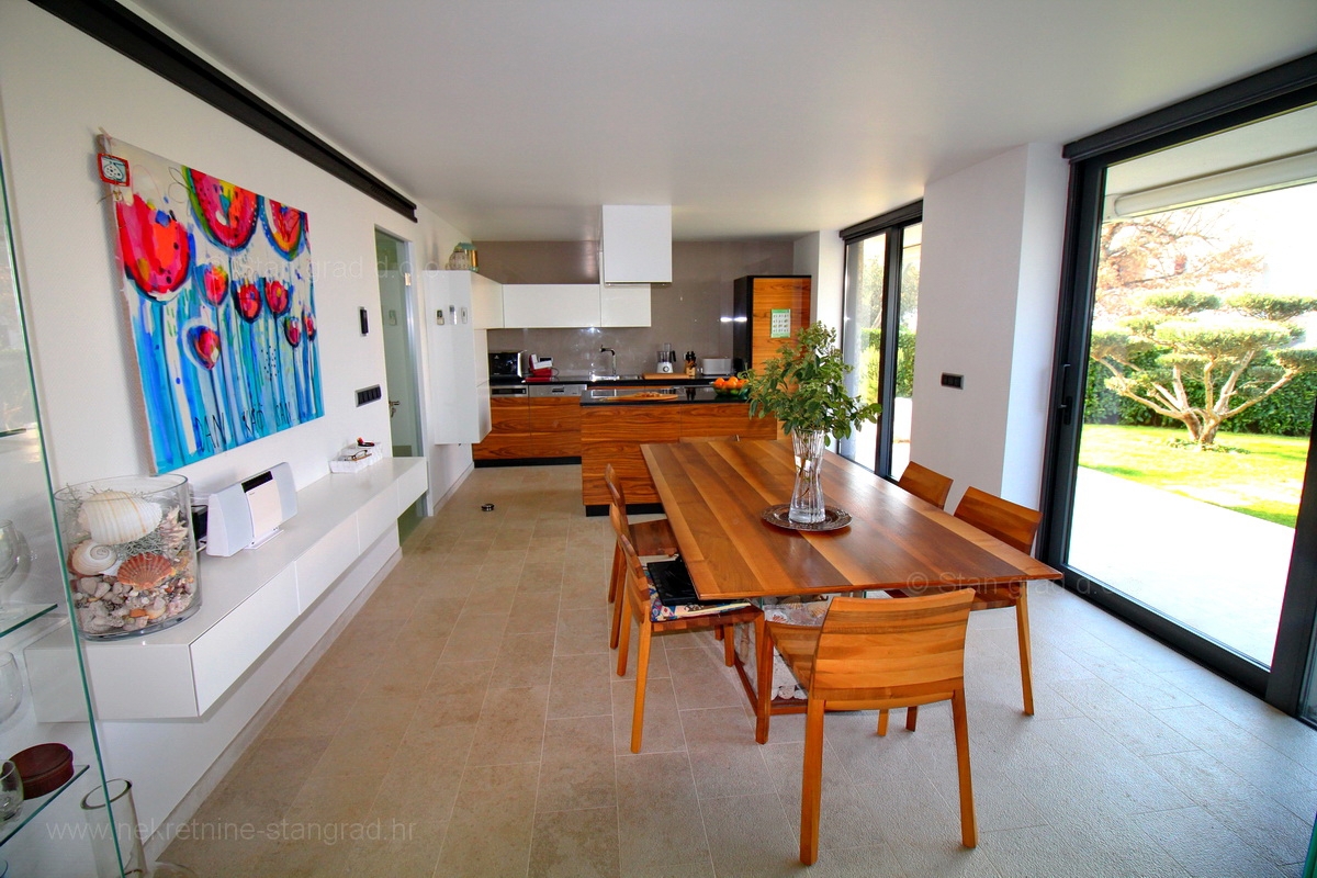 Malinska, attraente appartamento moderno con giardino e garage, IN VENDITA