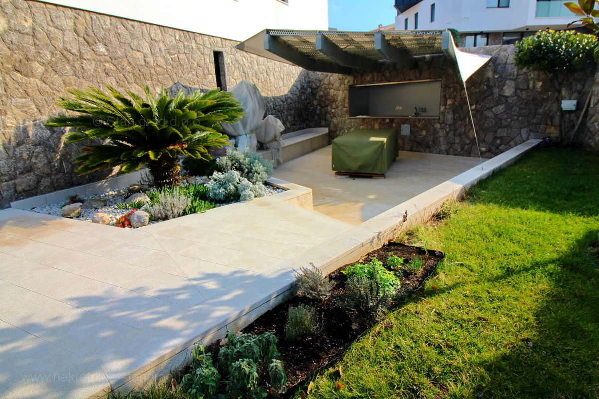 Malinska, attraente appartamento moderno con giardino e garage, IN VENDITA