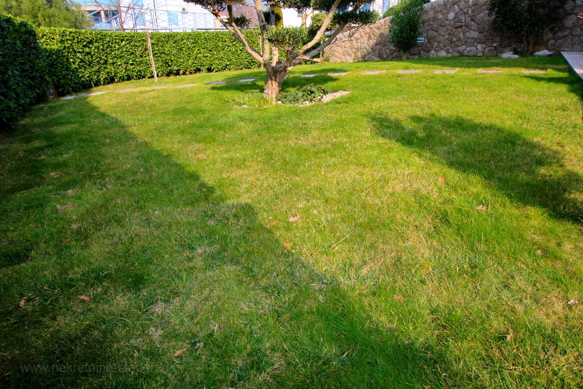 Malinska, attraente appartamento moderno con giardino e garage, IN VENDITA