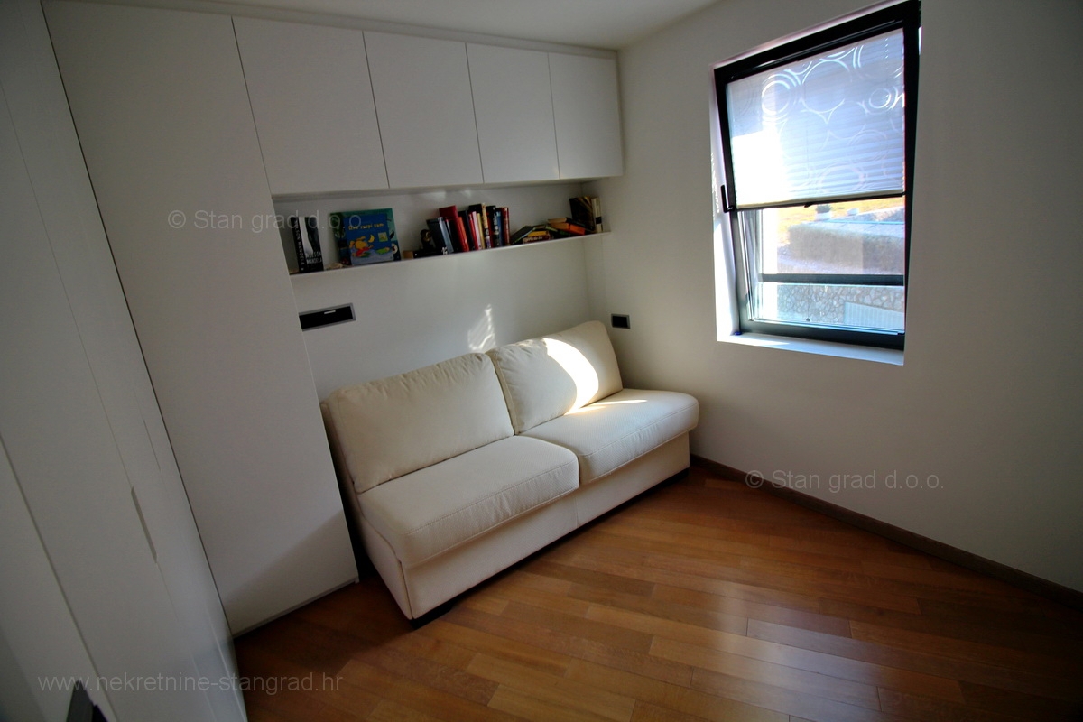 Malinska, attraente appartamento moderno con giardino e garage, IN VENDITA