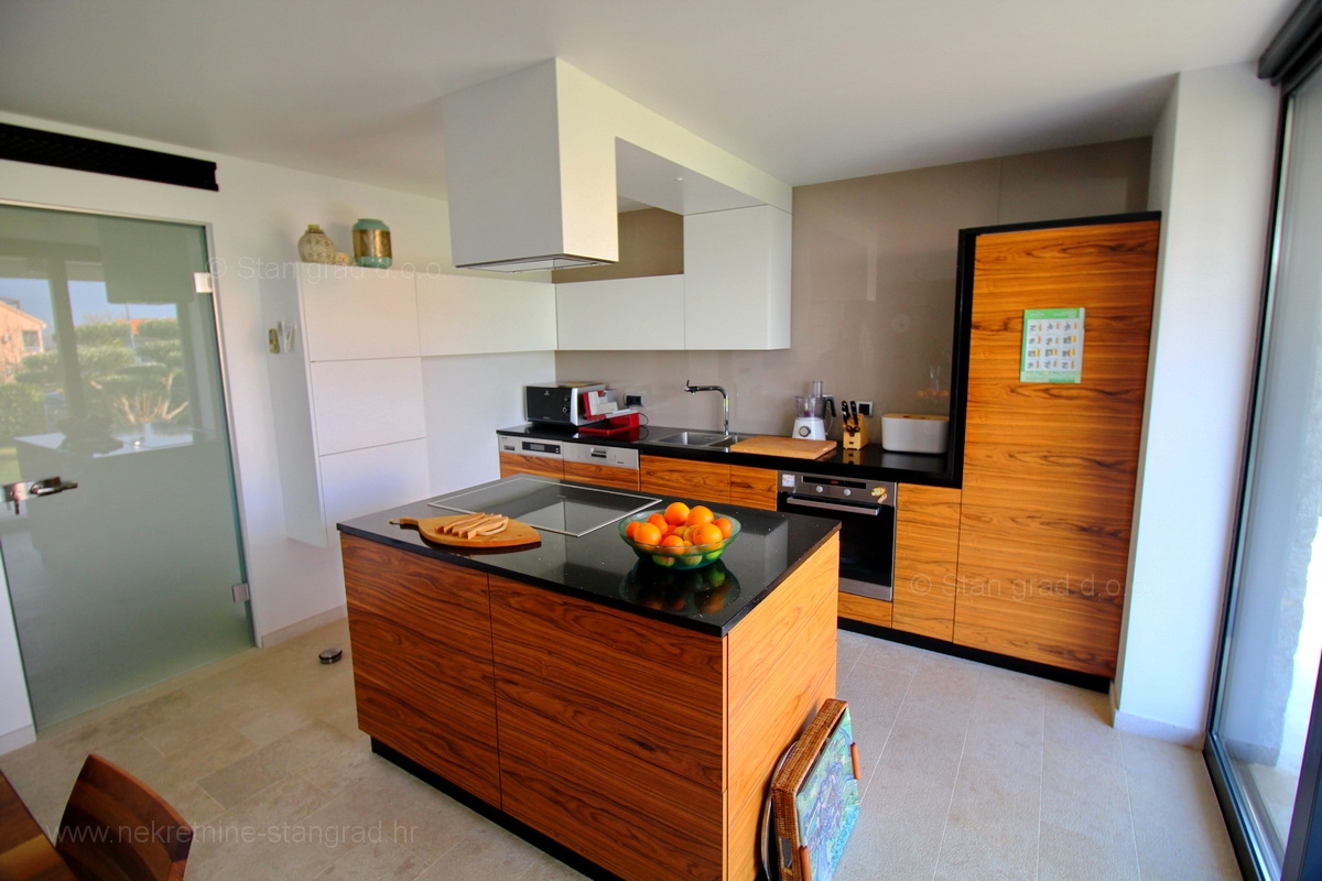 Malinska, attraente appartamento moderno con giardino e garage, IN VENDITA