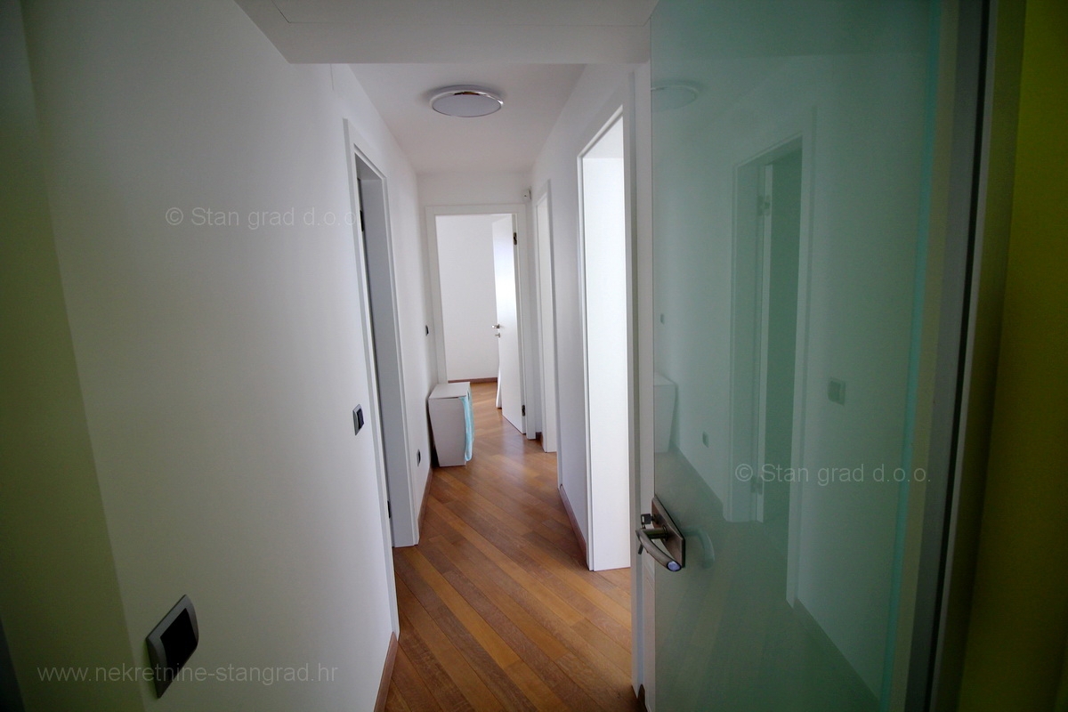 Malinska, attraente appartamento moderno con giardino e garage, IN VENDITA