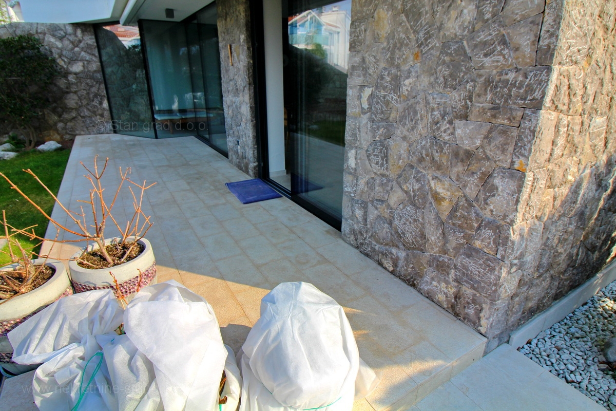 Malinska, attraente appartamento moderno con giardino e garage, IN VENDITA