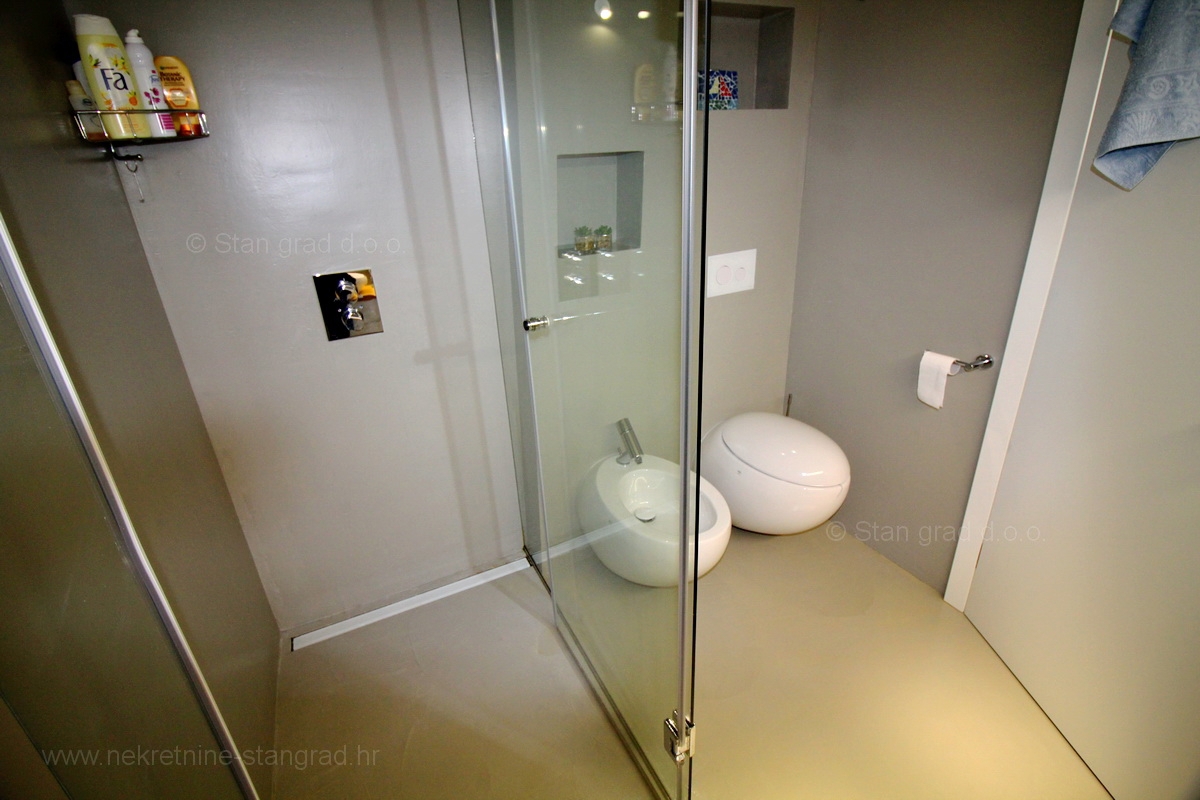 Malinska, attraente appartamento moderno con giardino e garage, IN VENDITA