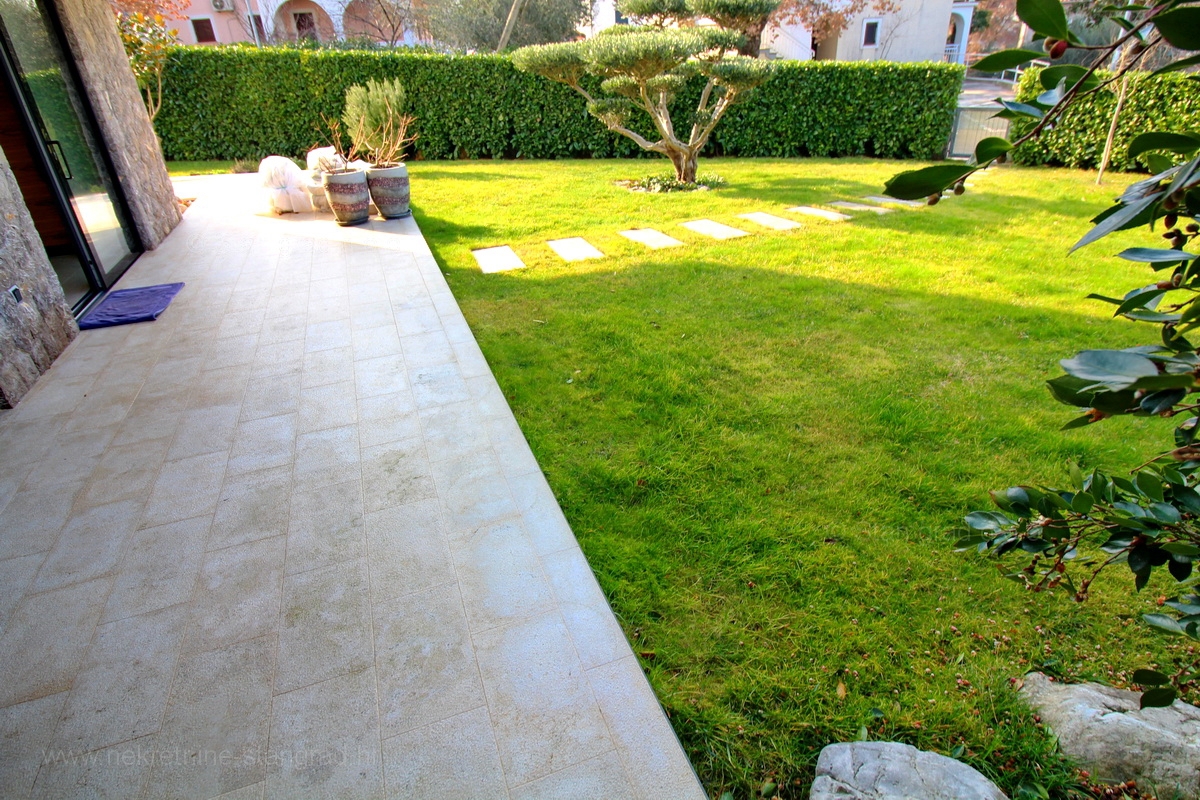 Malinska, attraente appartamento moderno con giardino e garage, IN VENDITA