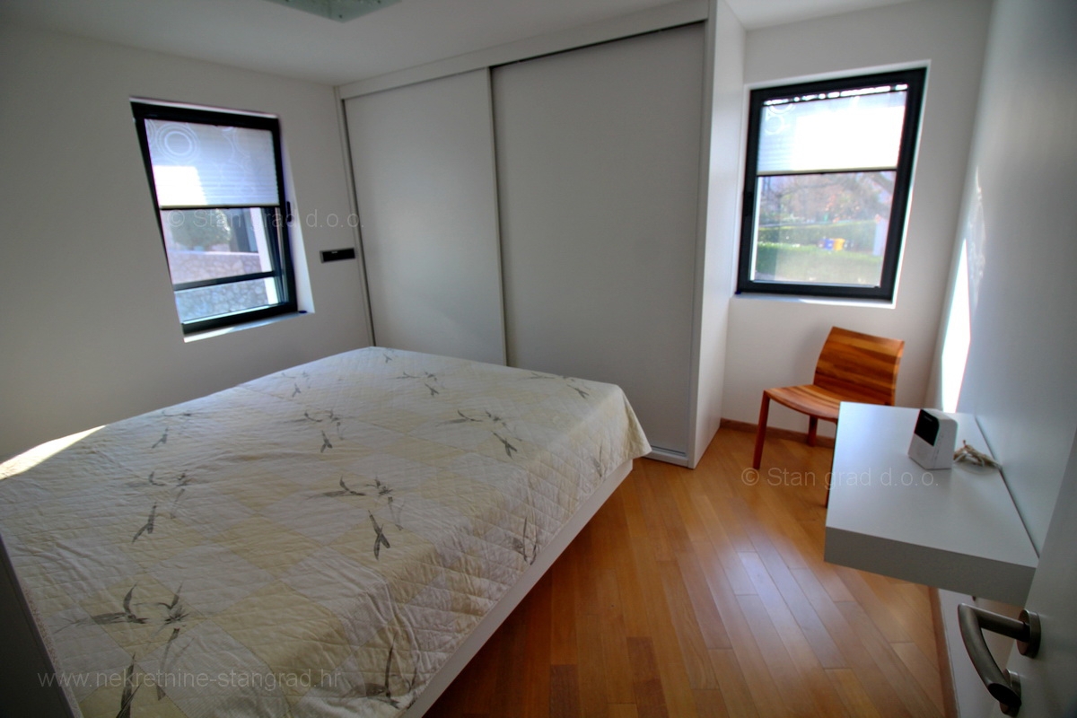 Malinska, attraente appartamento moderno con giardino e garage, IN VENDITA