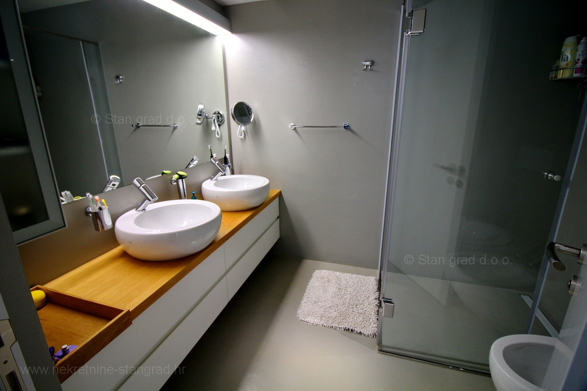 Malinska, attraente appartamento moderno con giardino e garage, IN VENDITA