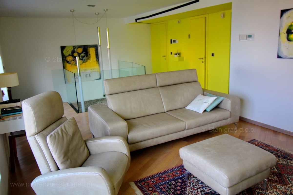 Malinska, attraente appartamento moderno con giardino e garage, IN VENDITA