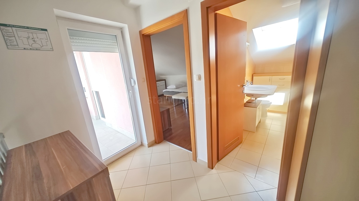 Baška, appartamento duplex vicino al mare!