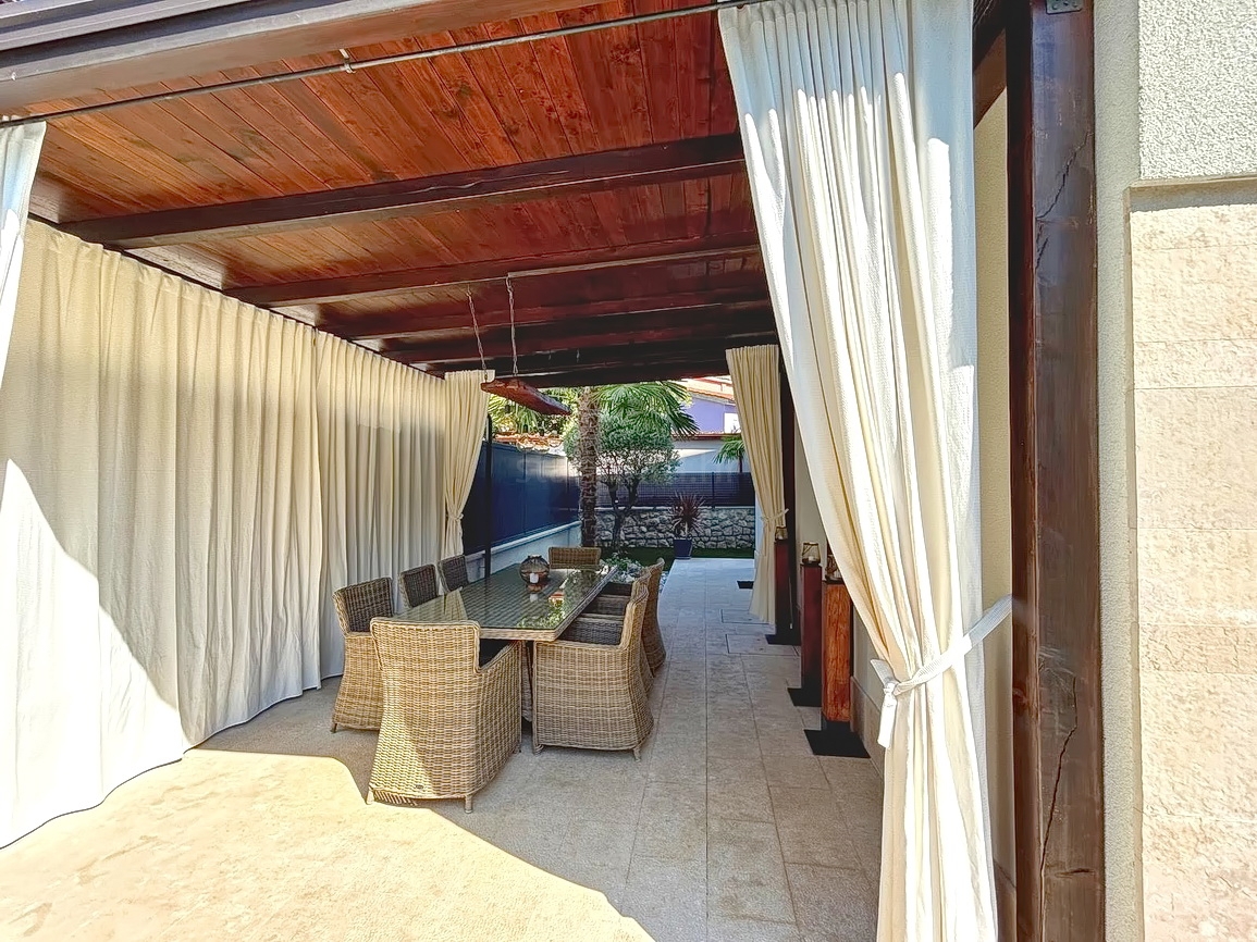 Dobrinj, bellissima villa con piscina e ampio giardino!