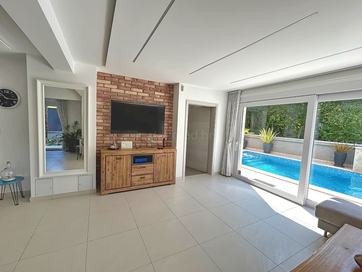 Dobrinj, bellissima villa con piscina e ampio giardino!