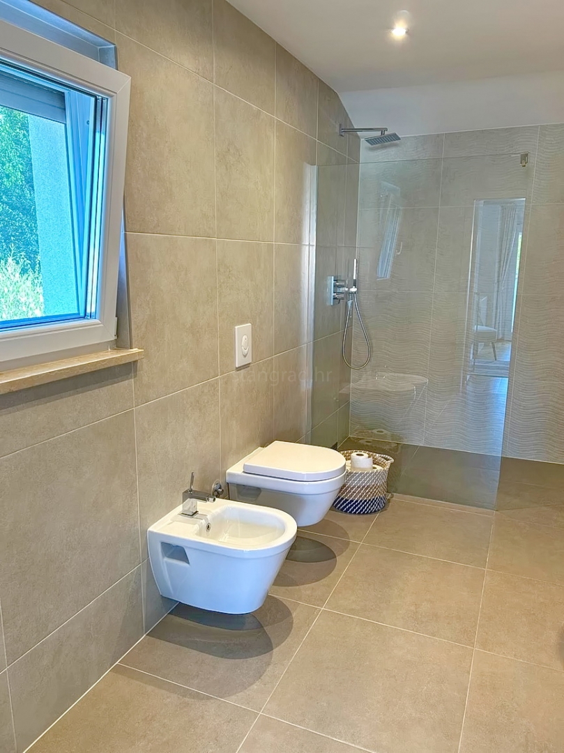 Dobrinj, bellissima villa con piscina e ampio giardino!