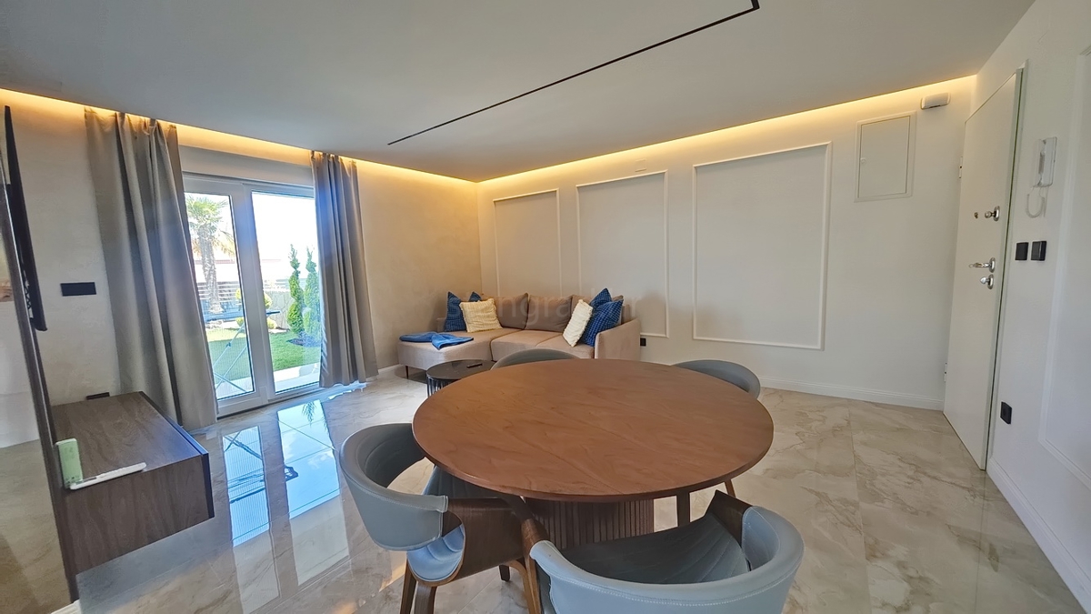 Malinska, appartamento al piano terra in un nuovo edificio con giardino e piscina!