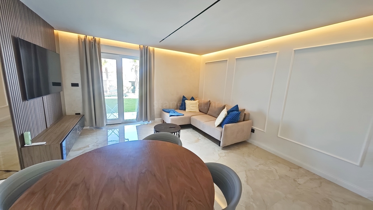 Malinska, appartamento al piano terra in un nuovo edificio con giardino e piscina!