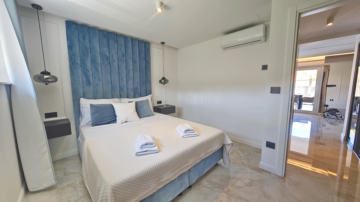 Malinska, appartamento al piano terra in un nuovo edificio con giardino e piscina!