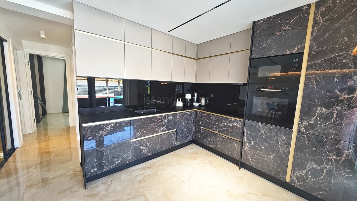 Malinska, appartamento al piano terra in un nuovo edificio con giardino e piscina!