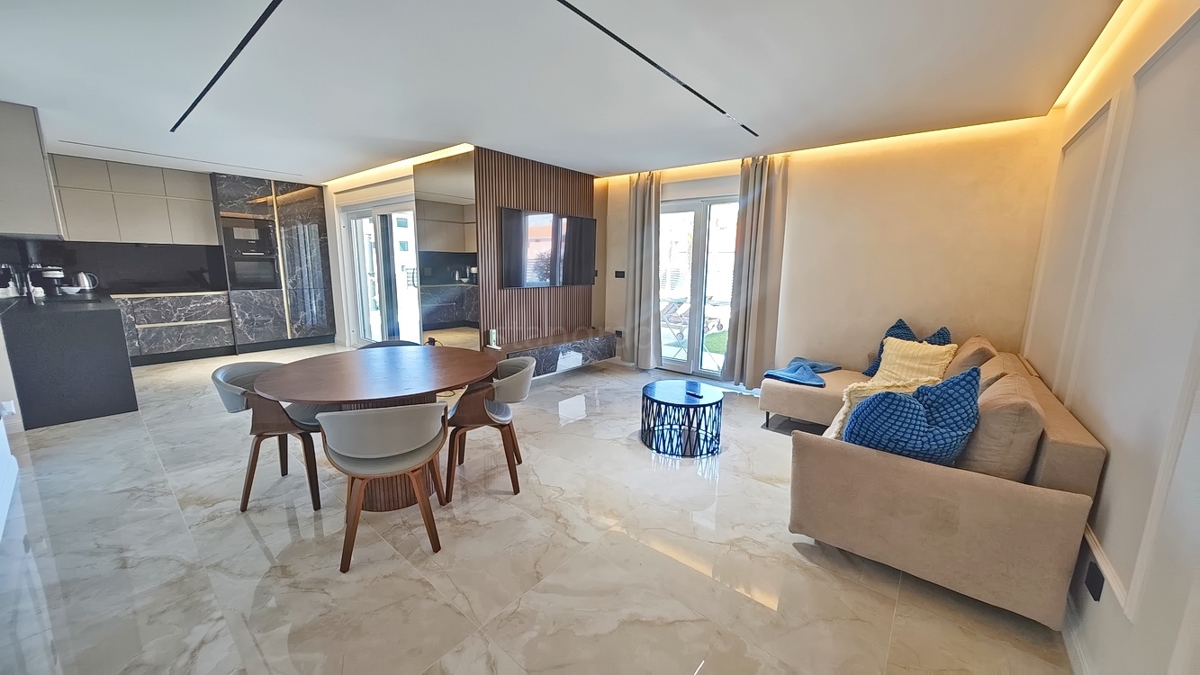 Malinska, appartamento al piano terra in un nuovo edificio con giardino e piscina!