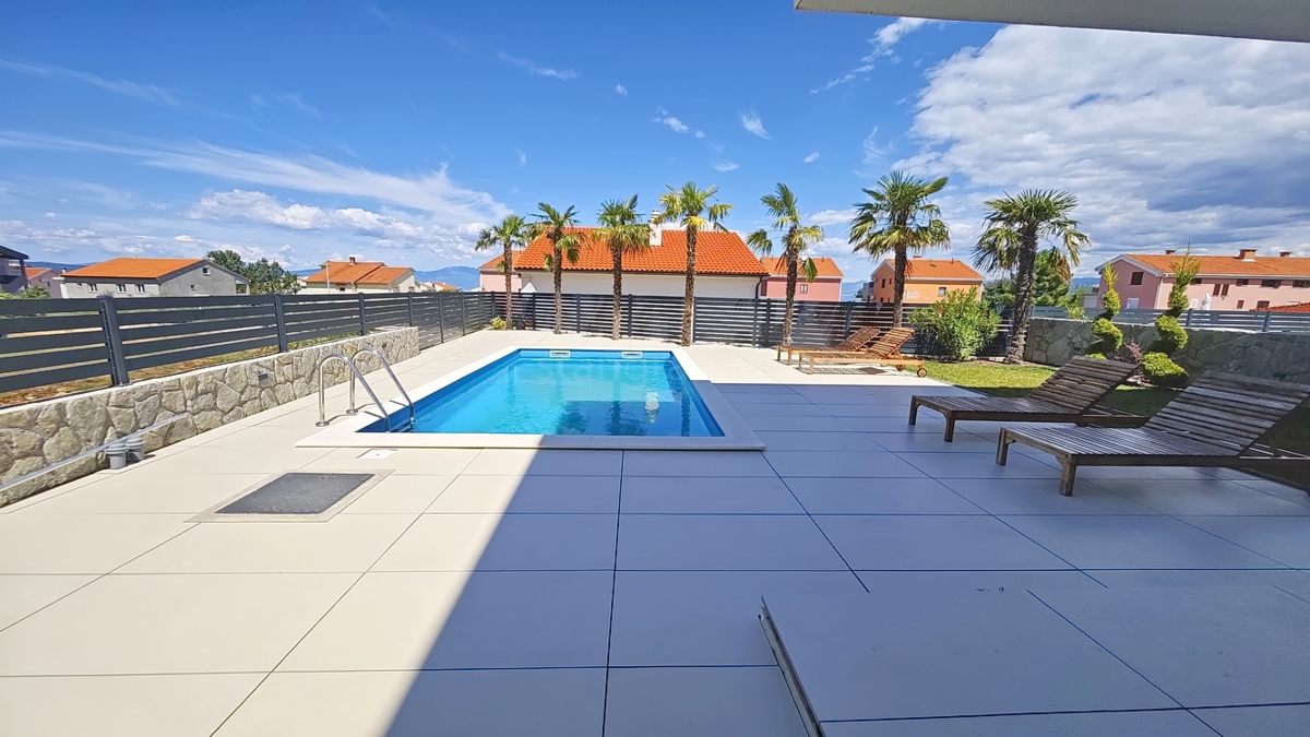 Malinska, appartamento al piano terra in un nuovo edificio con giardino e piscina!