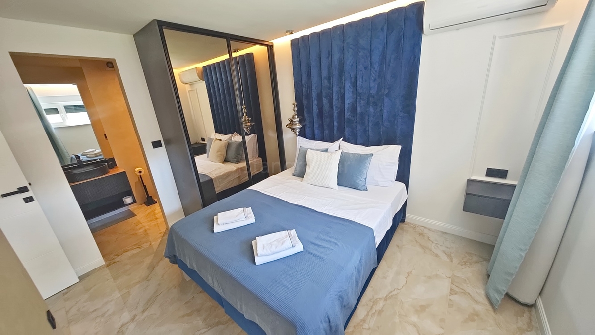 Malinska, appartamento al piano terra in un nuovo edificio con giardino e piscina!