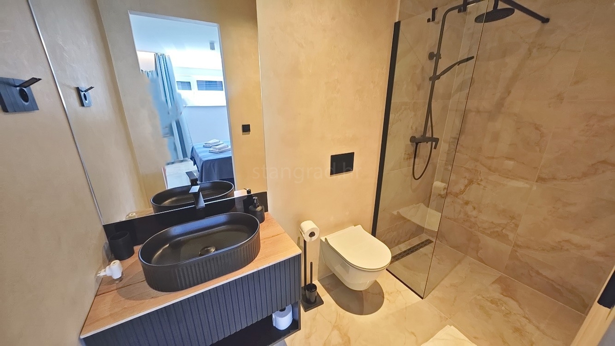 Malinska, appartamento al piano terra in un nuovo edificio con giardino e piscina!