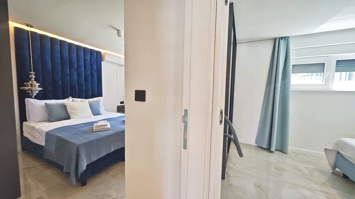 Malinska, appartamento al piano terra in un nuovo edificio con giardino e piscina!