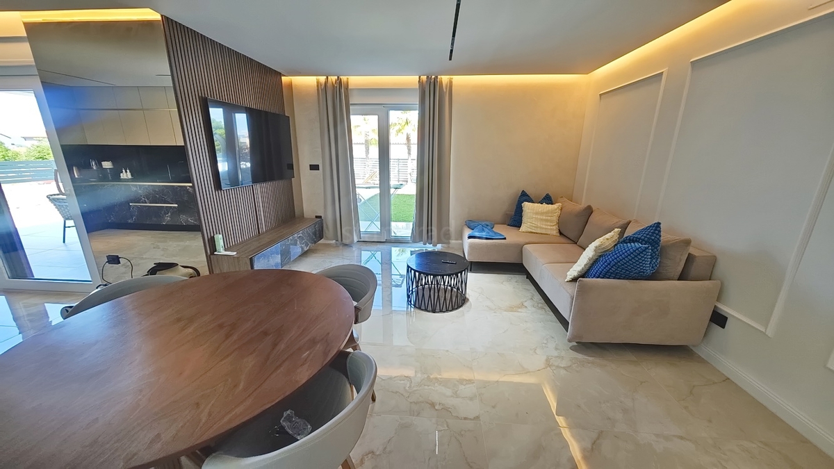 Malinska, appartamento al piano terra in un nuovo edificio con giardino e piscina!