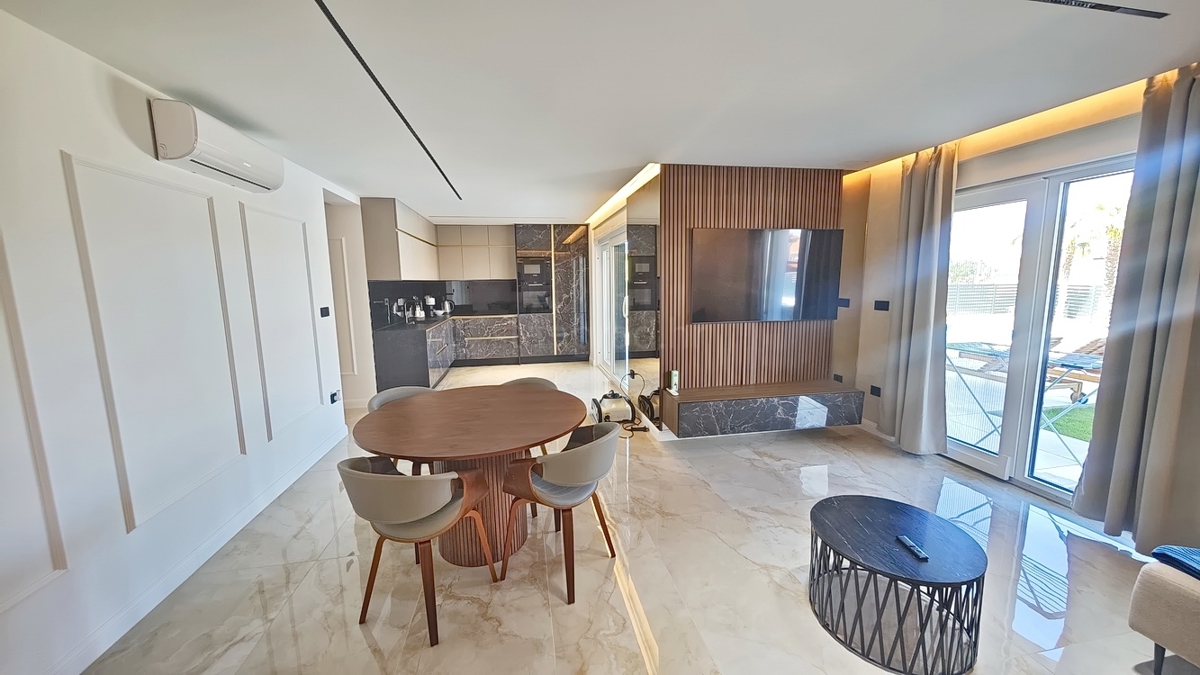 Malinska, appartamento al piano terra in un nuovo edificio con giardino e piscina!